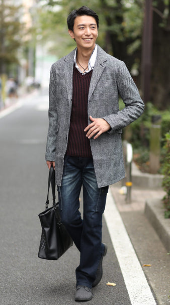 メンズにおすすめの冬のニット×シャツ重ね着チェックコートコーディネート