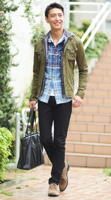 カーキ×ブルーのコーデ