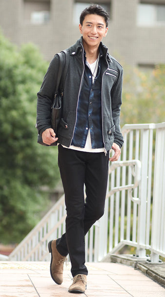 黒パンツの秋コーデ例