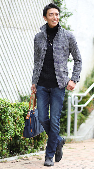 身体に程よくフィットした細身のインナーと合わせたグレーアウターコーデ例