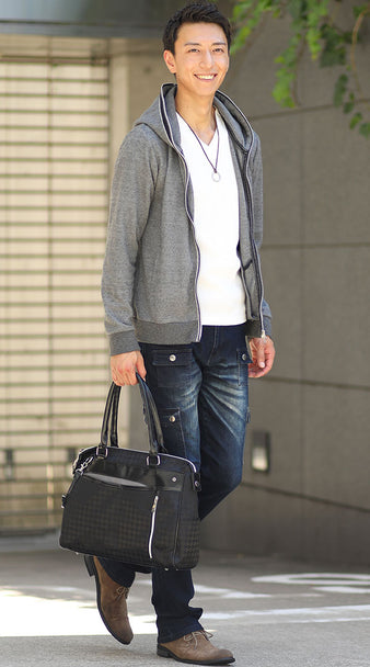 メンズにおすすめのカーゴパンツ×グレーパーカー×白Tシャツのコーデ例