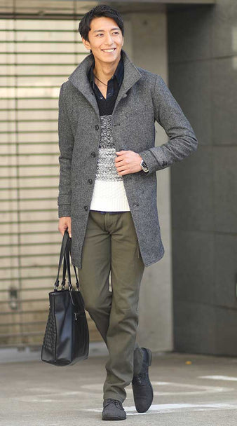 メンズにおすすめのカーゴパンツ×グレーイタリアンカラーコート×ニット×ネイビーシャツのコーデ例