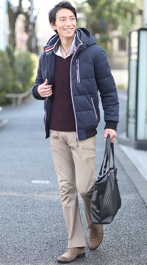 メンズにおすすめの冬服流行りコーデ｜ネイビー中綿アウターとカーゴパンツでこなれ感を演出