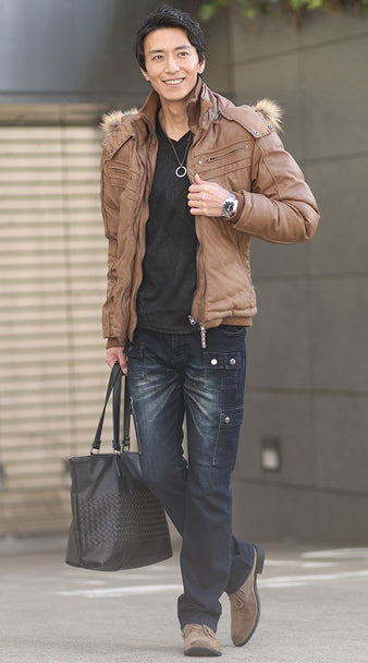 メンズにおすすめのカーゴパンツ×中綿ジャケット×黒ニットソーのコーデ例