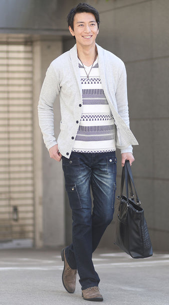 カーディガン×ボーダーカットソー×デニムカーゴパンツのコーディネート