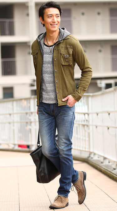 カーキ×グレーのコーデ