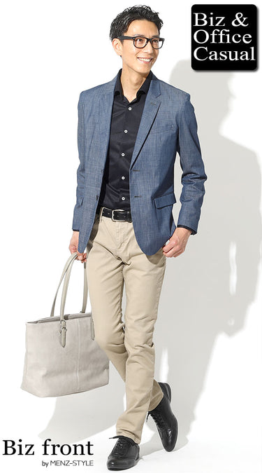 メンズにおすすめの黒のスニーカーをはいた男性