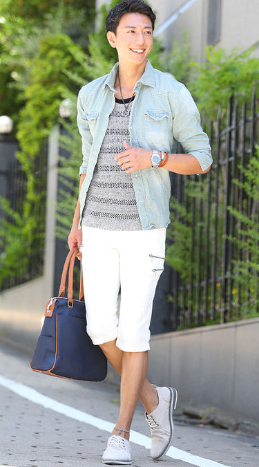 デニムシャツ×ホワイトパンツの実際のコーデ例