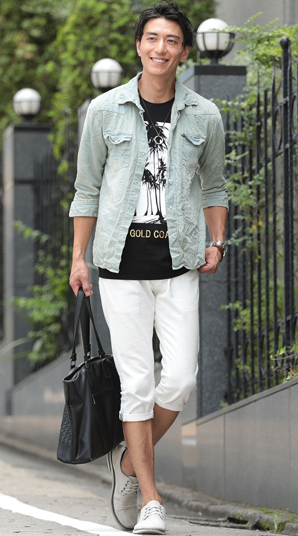 黒Tと白パンツにサックスシャツを羽織った夏の清潔感コーデ