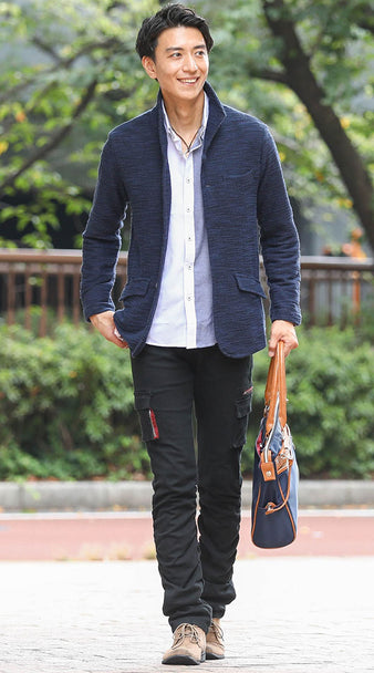 メンズにおすすめのカーゴパンツ×シャツ×ネイビージャケットのコーデ例