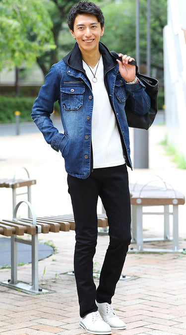 チノパンとデニムジャケットのメンズコーディネート