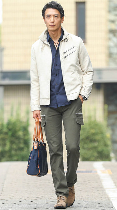 カーキパンツ×ベージュシャツ・ベージュジャケットのメンズコーデ
