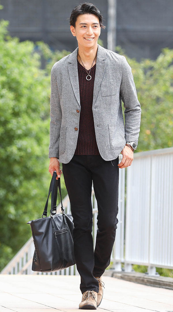 メンズにおすすめのグレー秋ジャケットとボルドーニットの食事コーデ