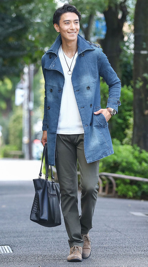 メンズの緑のカーゴパンツにベージュブーツとデニムコートを合わせた春のきれいめカジュアルコーデ