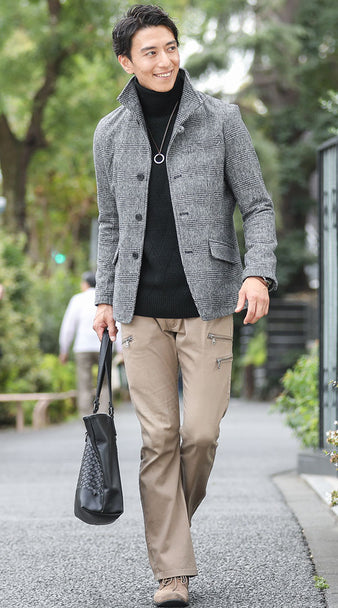 グレンチェックロングコートと黒タートルネックとベージュパンツの40代冬コーデ