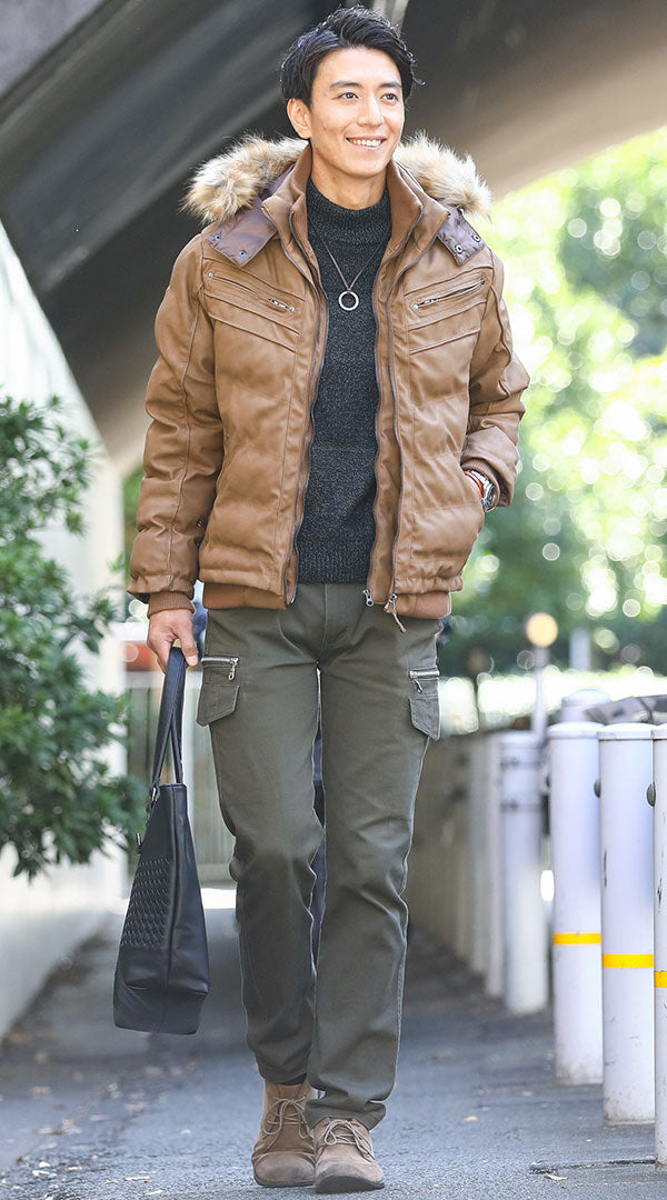 メンズの緑のカーゴパンツにベージュブーツとブラウンジャケットを合わせた冬の防寒コーデ