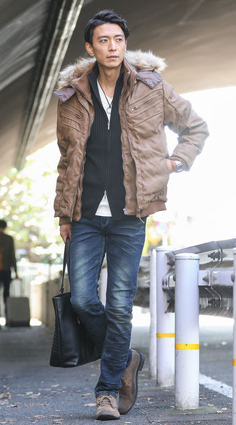 メンズにおすすめの黒立ち襟ニットを使った冬のレイヤードコーデ