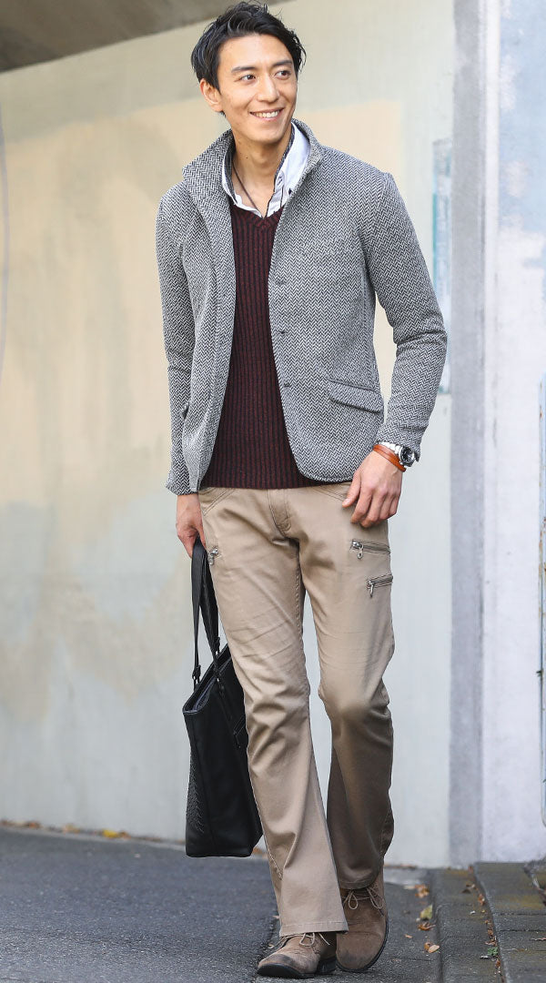 ボルドーのニットとベージュのパンツを合わせた大人のカジュアルコーディネート