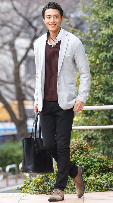 細身・着丈短めのニットを使った40代メンズの春ニットコーデ