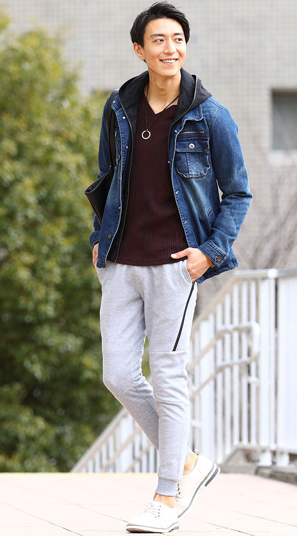 メンズにおすすめのグレージョガーパンツとデニムジャケットを使ったスポーツミックスコーディネート