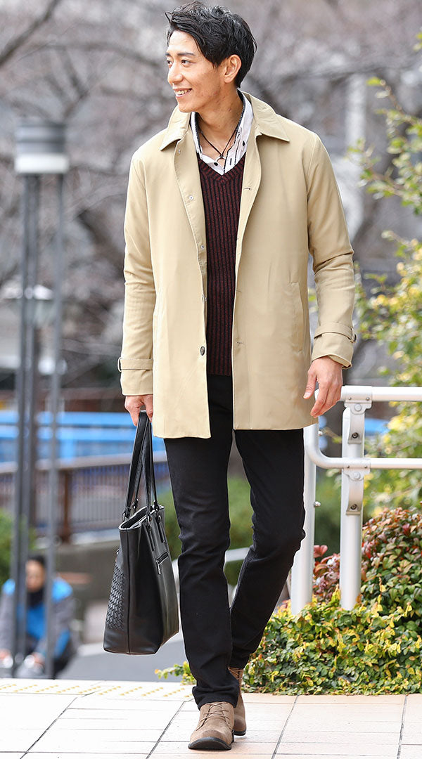 ボルドーのニットとベージュのコートを合わせた大人の落ち着きコーディネート