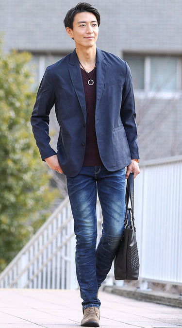 ネイビージャケット×Vネックニットのコーデ