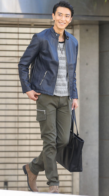 左右ともに メンズにおすすめのグレーニットコーデ