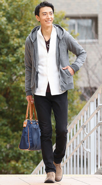 黒のテーパードパンツ