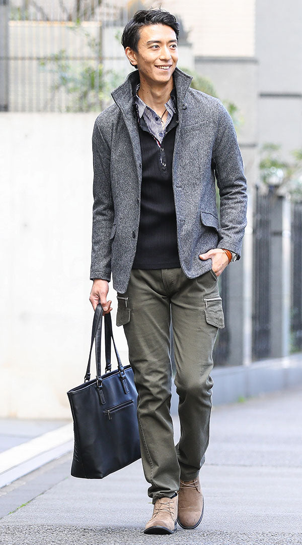 メンズの緑のカーゴパンツにベージュブーツとグレーアウターを合わせた秋の季節感重視コーディネート