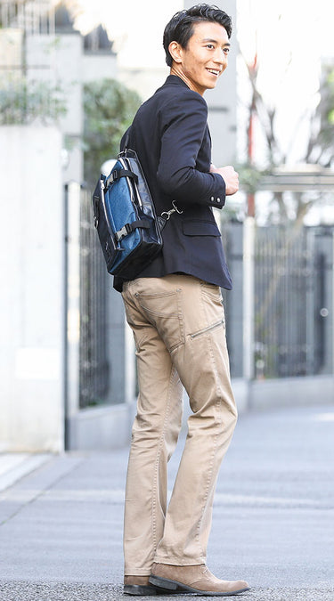 40代メンズにおすすめのネイビーボディバッグコーディネート