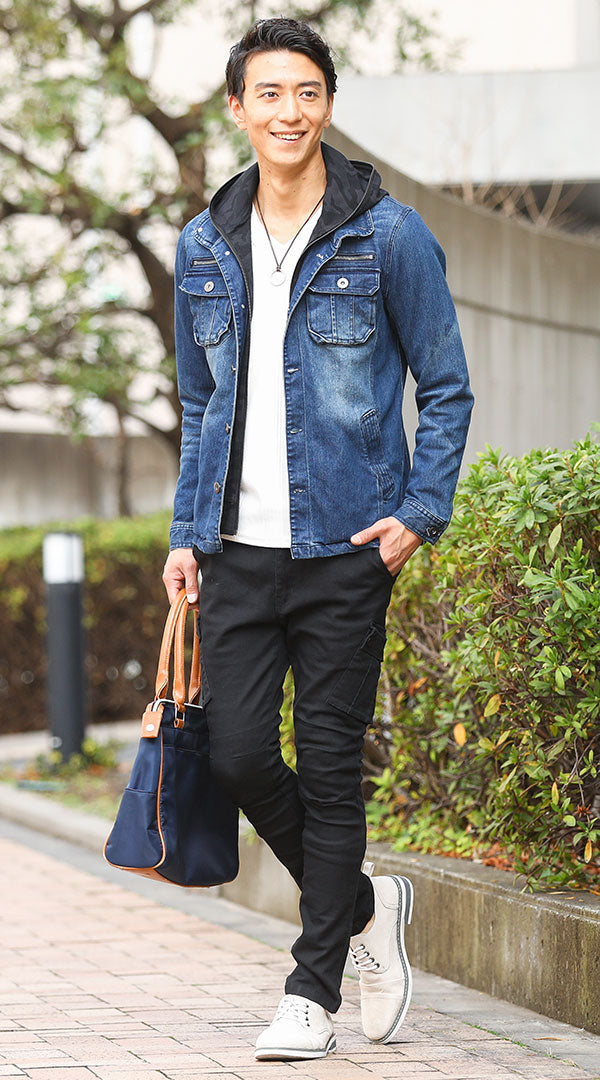 メンズにおすすめの黒カーゴパンツとデニムジャケットを合わせた旅行向けカジュアルコーデ例