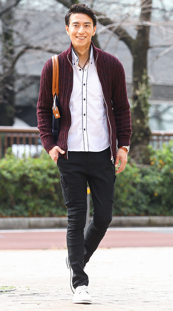 メンズにおすすめの黒カーゴパンツとボルドーニットを使った秋の上品コーデ例