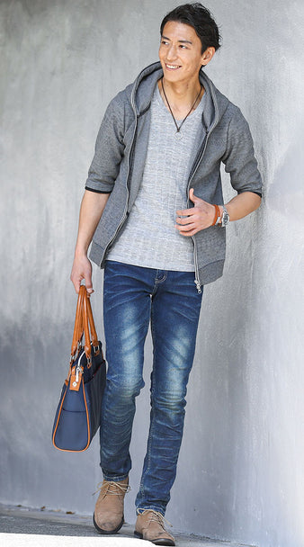 グレーのぴったり細身リブニットコーデ