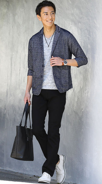 黒パンツの春コーデ例