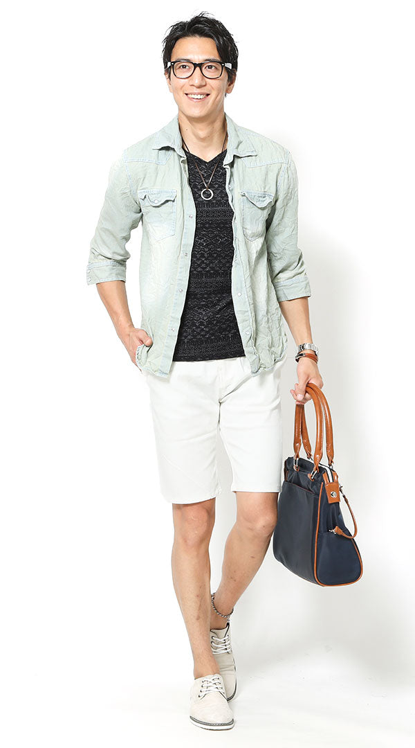 細身の白短パンにシンプルなグレースニーカーを合わせた夏の重ね着コーデ