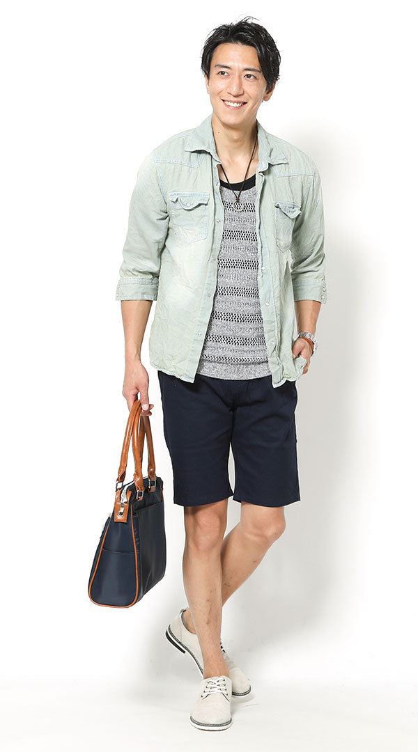 サックスブルーデニムシャツとネイビー短パンを合わせた夏コーデ