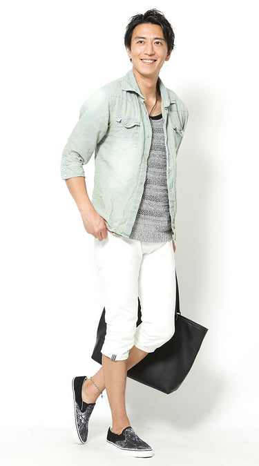 スリッポン×白パンツのメンズコーデ