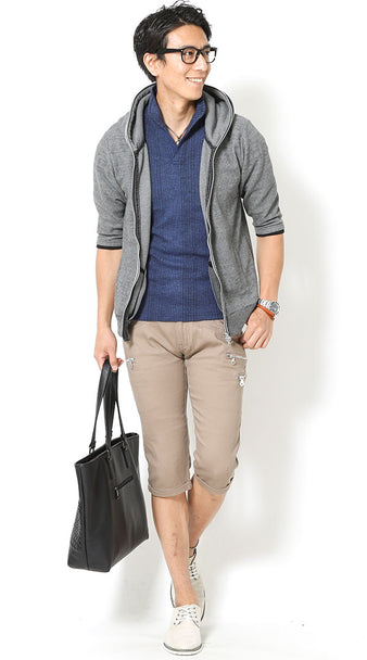 ネイビーポロシャツとグレーのパーカー、クロップド丈ベージュパンツを合わせた爽やかなカジュアルスタイル