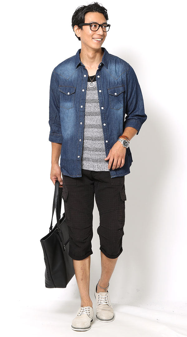 濃色デニムシャツとグレーの透かし柄インナーに黒クロップドパンツを合わせた夏コーデ