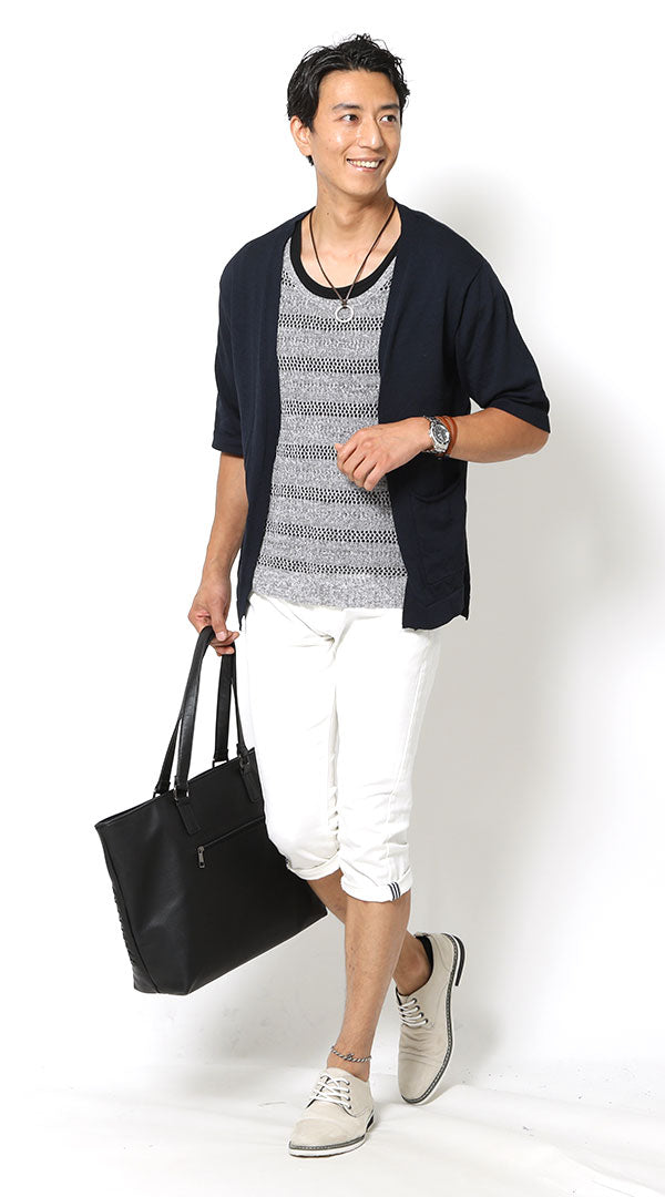 白パンツが目立ちすぎないコーデ例。ネイビーカーディガンとクロップド丈白パンツで自然に馴染ませた夏のメンズスタイル