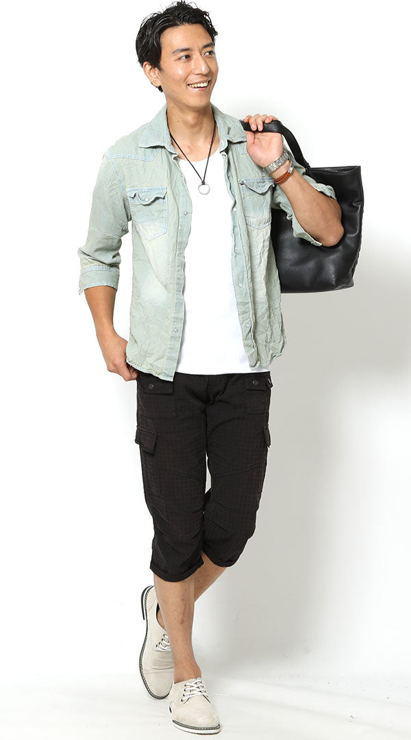 デニムシャツと白T、クロップドパンツの涼しげな夏コーデ