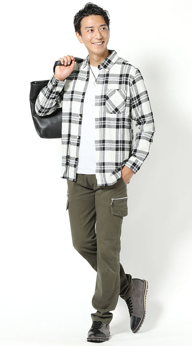 カーキパンツ×白シャツ・白Tシャツのメンズコーデ