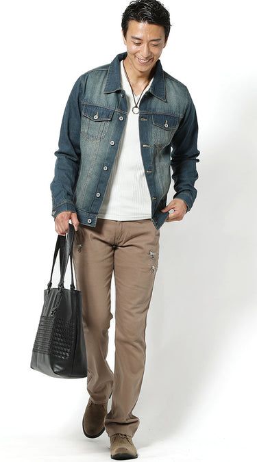 チノパンとデニムジャケットのメンズコーディネート