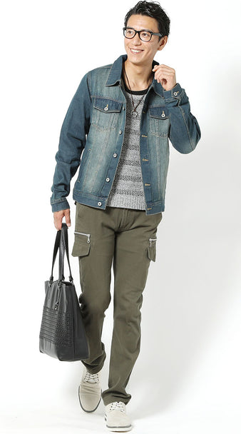 メンズのジージャンにニットとカーキパンツを合わせた秋仕様の着こなし例