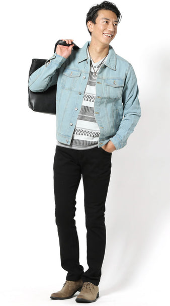 メンズにおすすめのライトブルーのジージャンと黒パンツで引き締めた秋コーデ