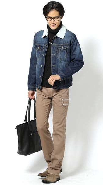 メンズの濃色ジージャンとベージュパンツを使った秋コーデの正解例