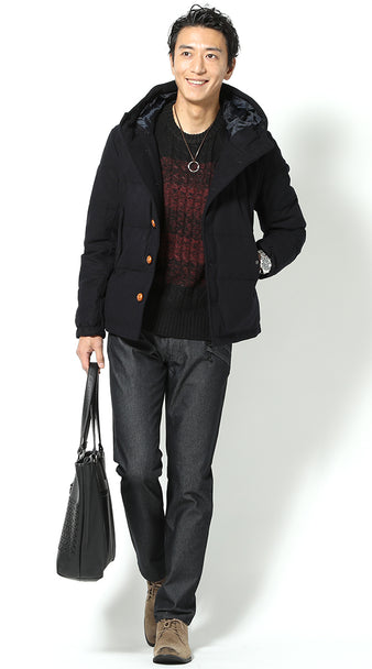 メンズにおすすめのワインレッドと黒のクルーネックニットにネイビーコートを合わせた冬のきれいめカジュアルコーデ