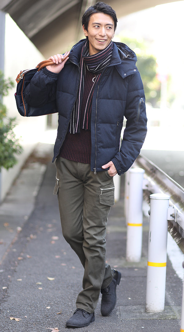 メンズの緑のカーゴパンツに黒ブーツと中綿ブルゾンを合わせた冬の防寒カジュアルコーデ