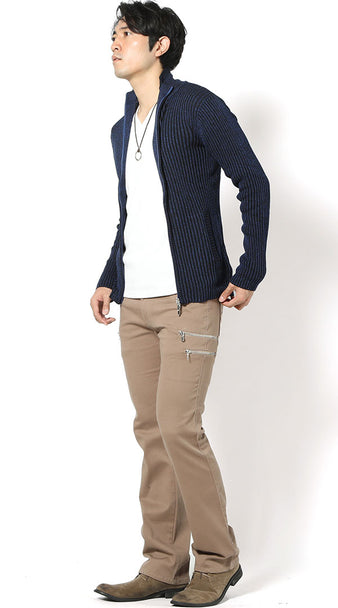 メンズにおすすめの春向けジップアップカーディガンコーディネート例　ネイビーニット×白Tシャツ×ベージュパンツ