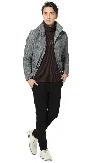 ワインレッドのタートルネックとネックレスのコーデ